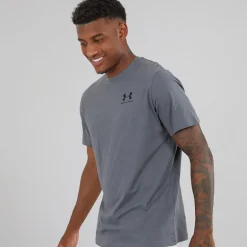 Herre UA Sportstyle T-shirt med kort ærme og venstre brystlomme Castlerock/​Sort