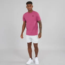 Herre UA Sportstyle Venstre Bryst Kortærmet T-shirt Fuchsia Dusk /​ Mørk Maroon